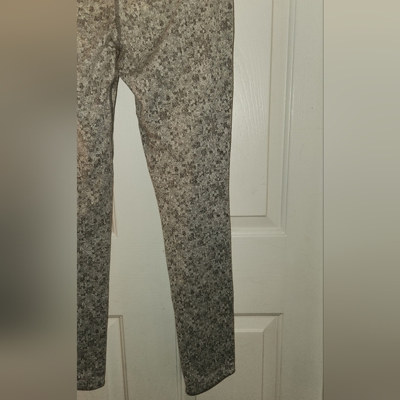 Gymshark Medium Gray Patterned Dry Ankle Leggings - Picture 6 of 10